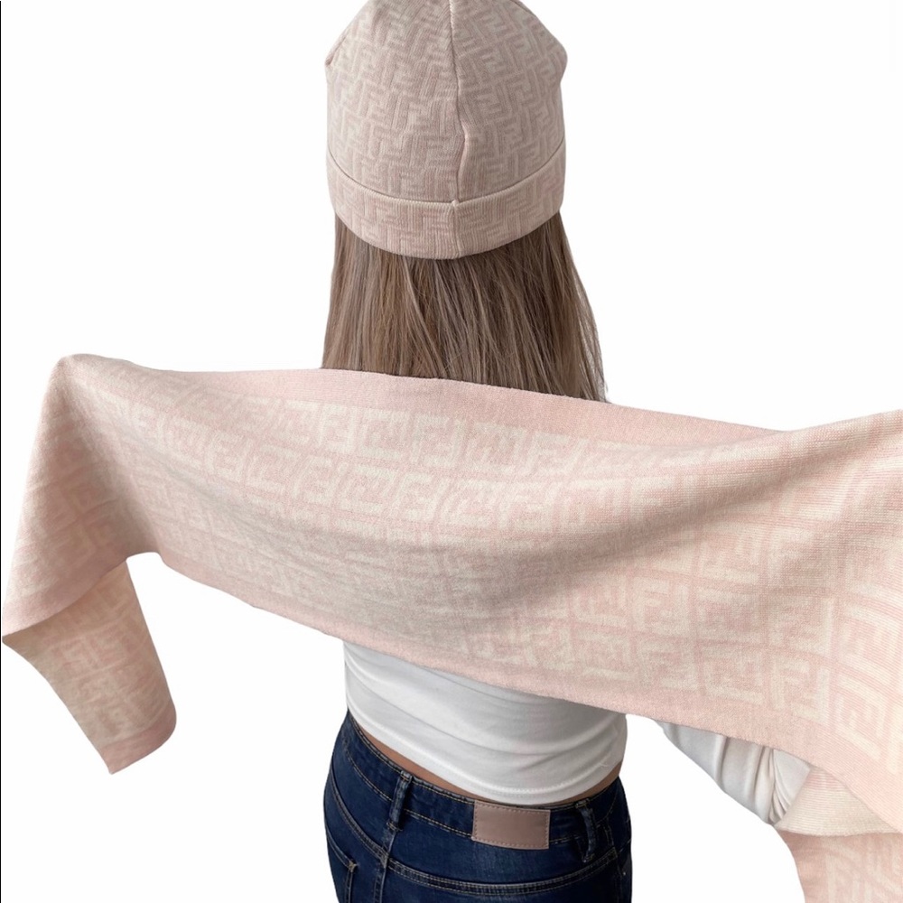 SOLD** FENDI Vintage  Knit Beanie Hat Ivory & light grey FF - Picture 15 of 15